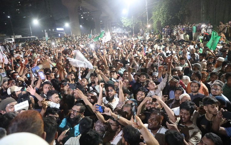 আওয়ামী লীগ নিষিদ্ধের ঘোষণায় শাহবাগে ছাত্র-জনতার  উল্লাস